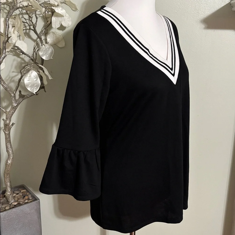 Como Blu Chic V Neck Black and White Blouse Women's